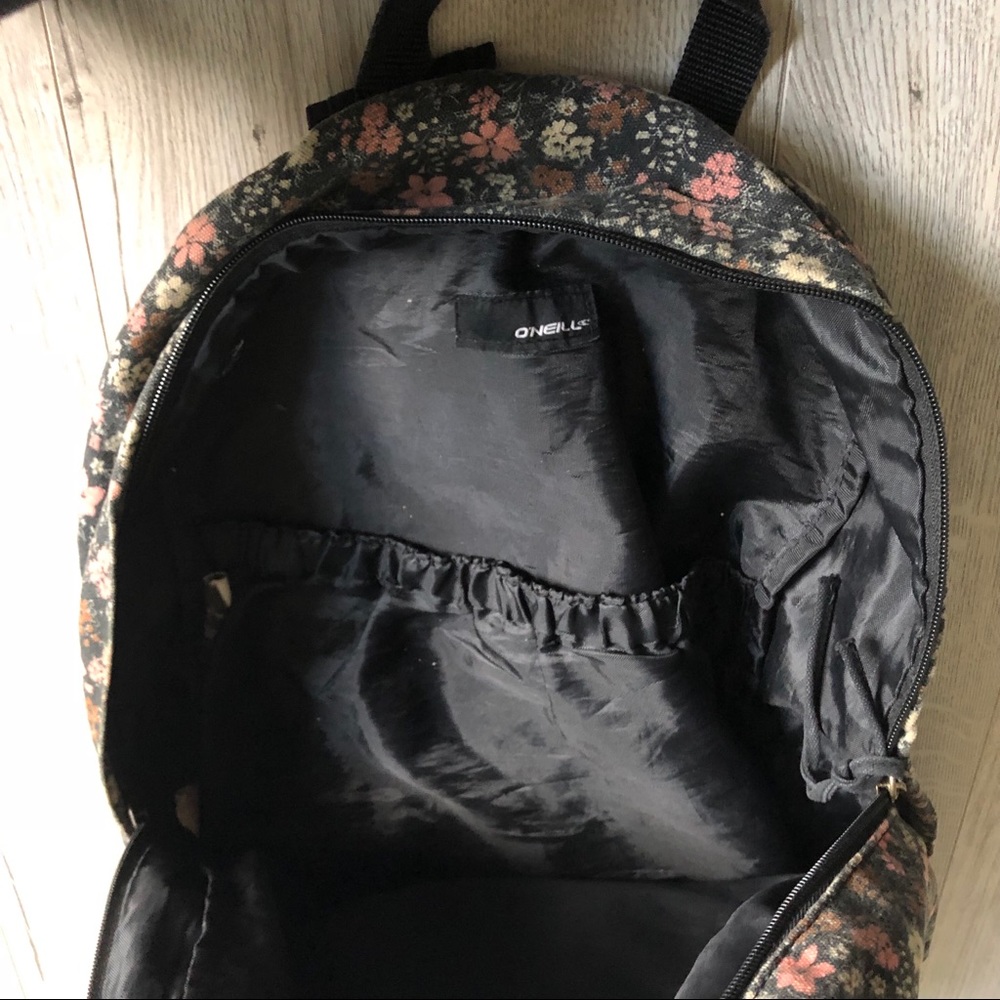 Black Flower patterned backpack - Picture 4 of 4